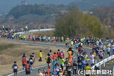 犬山城下を駆けるランナー。市街地、田園地帯、木曽川沿いと犬山の色々な景色が見られるコース