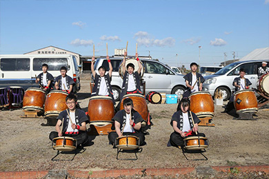 スタート前やレース中、和太鼓の演奏でランナーを応援！