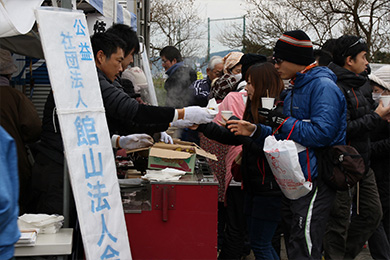 焼き芋を受け取るランナー。フィニッシュ後のサービスも充実！