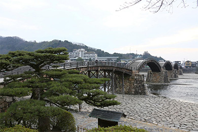 「錦帯橋」は日本を代表する木造橋。他に例を見ない特異な姿の五連の反り橋が特徴