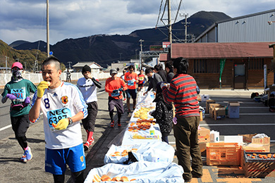  みかん、梅、バナナ、パン…全エイドに何かしら食べ物が用意されているので初心者も安心！  