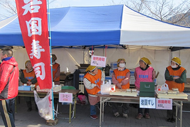 フィニッシュ後には地元特産品の販売もあり