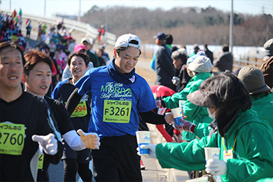 給水は5kmごと。この時期でも自己ベストを出すために、しっかり補給してください！