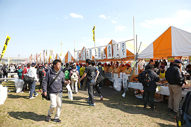 大会会場には多くの飲食ブースが。フィニッシュ後のお楽しみに！