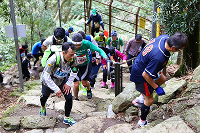 残り2km地点で現れる1,610段の階段はこの大会の名物