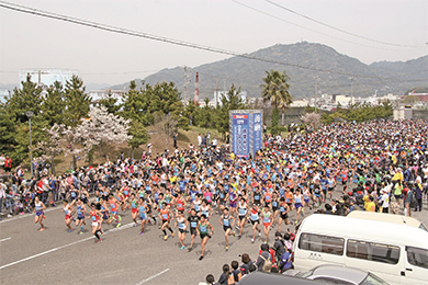 フラットなコースでタイムを狙うランナーも多数見られる