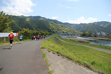 緑と川に囲まれた美しい景色を楽しみながら走れる