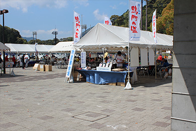 会場内で宿毛ならではの食べ物が味わえる！