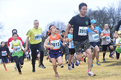 キッズ種目から最長20kmまでさまざまなレベルの種目が設定されています。トップランナーの走りも間近で見られる！