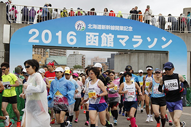 函館市千代台公園陸上競技場発着。競技場を1周していざ出発！