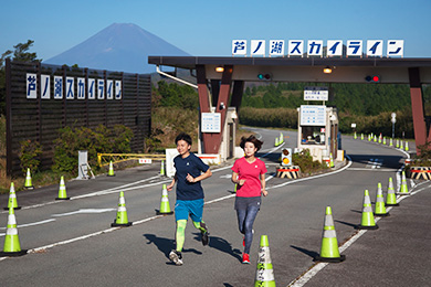 箱根湖畔ゴルフ場付近をスタートし、芦ノ湖スカイライン南側出入口を折り返すハーフマラソン