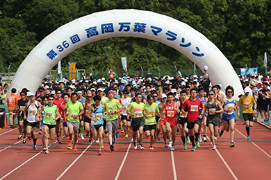 高岡市営城光寺陸上競技場をスタート。前回参加者数は2,248人