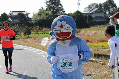 様々な仮装ランナーが沿道を楽しませる