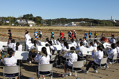 吹奏楽の演奏など地元の応援を目いっぱい受けて走ろう