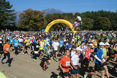 スタート、フィニッシュ会場は大町市運動公園陸上競技場