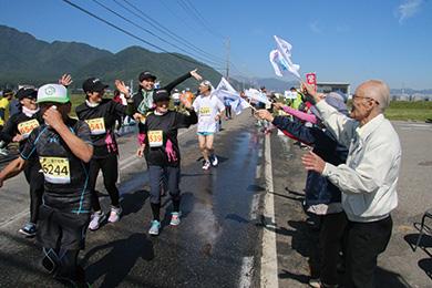 タフなコースも沿道の応援を力に変えて駆け抜けられます