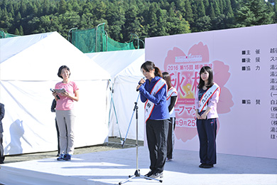 大会を「ミス駒子」さんたちも盛り上げます！