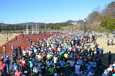 昨年度延長されたフルマラソンの制限時間は5時間30分。初心者でも挑戦しやすい大会だ