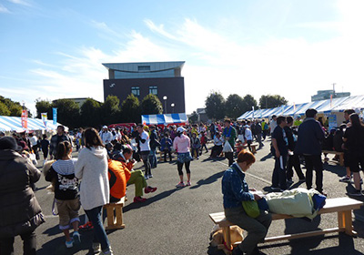 会場には秦野市の地場産品の展示、即売会のブースが並ぶ
