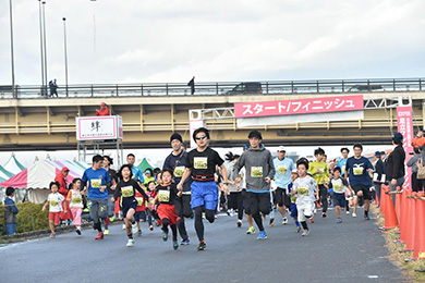 1km親子ペアには元気なチビッコランナーが参加