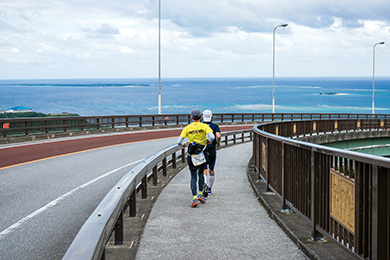 コースの一番の見どころ「ニライカナイ橋」。疲れも吹き飛ぶ絶景です！