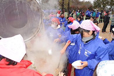 ゴール後には具沢山の大会名物「かも丸鍋」がふるまわれます！