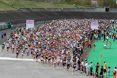 札幌での春の公認大会開幕戦で多くの参加者が集まる