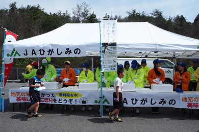 レース後は、地元産の恵那コシヒカリの美味しいおにぎりを堪能！