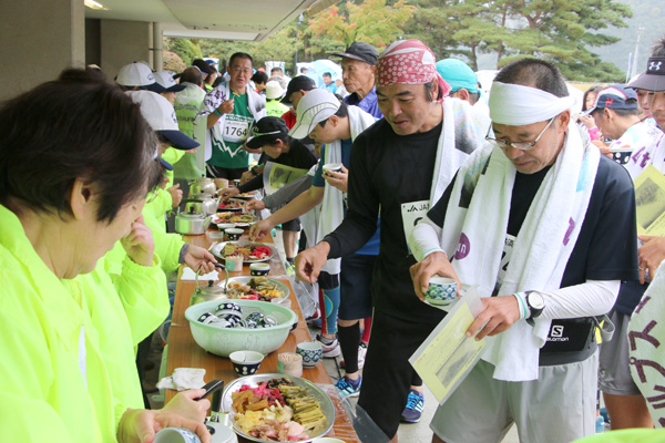 走った後は、リンゴや手作り漬物が食べ放題！