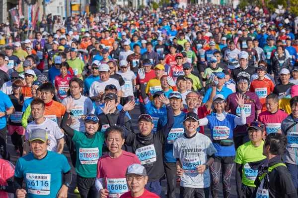 昨年はフルとファンラン合わせて1万3000人弱のランナーが出場