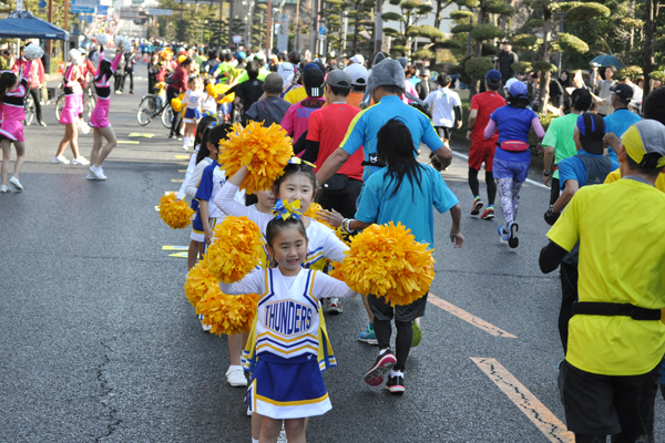 全力で応援してくれる小さなチアガールの皆さん