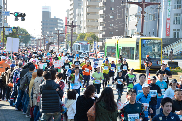 市街地では多くの人が沿道から声援をおくってくれる！