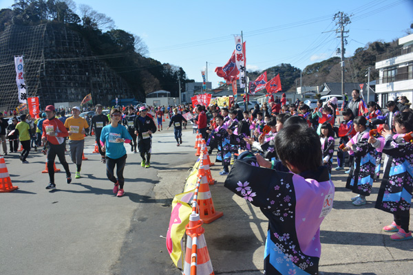 応援は歌あり踊りあり…、まち全体で盛り上げようというムードがうれしい