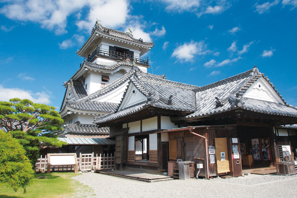 高知城は江戸時代に建造された天守と本丸御殿の両方が現存している貴重な城