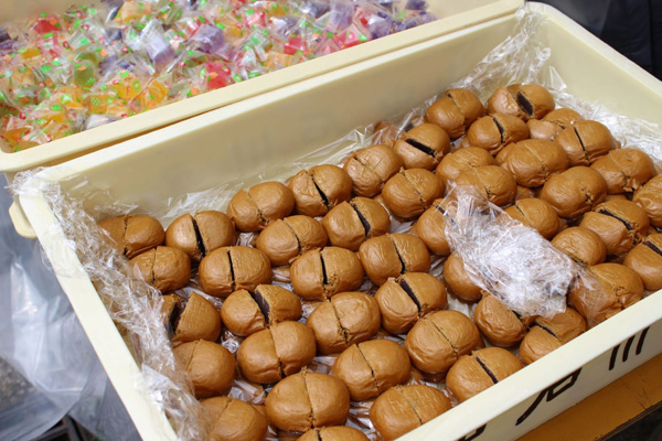 加賀温泉郷ならではの品が並ぶ「娘娘饅頭」