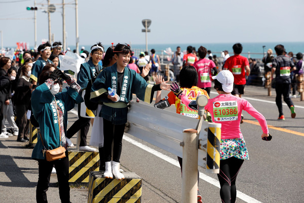 レース中の応援は熱烈だ。元気をもらおう