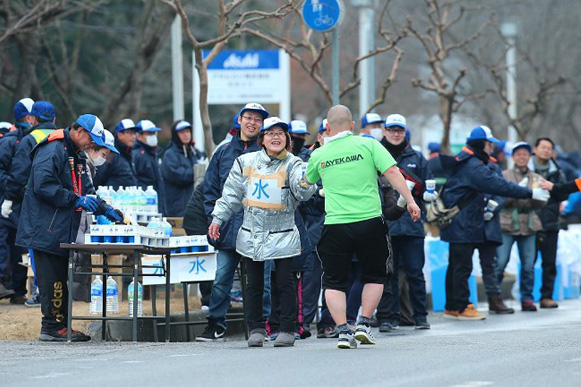 ランナー一人ひとりを笑顔で励ます