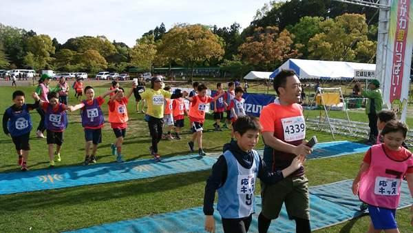 応援キッズたちとゴールすれば自然と笑顔になる