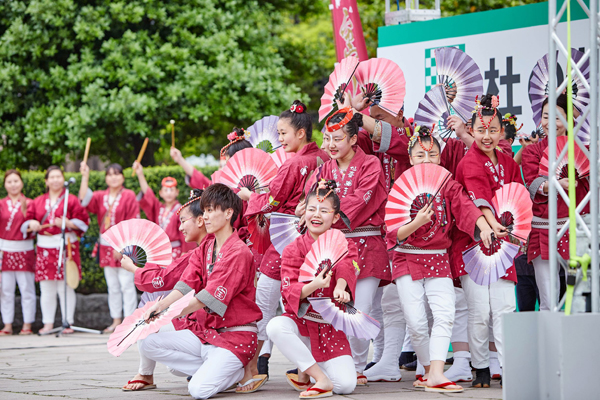 すずめ踊り。起源は1603年の仙台城落成時にまでさかのぼる