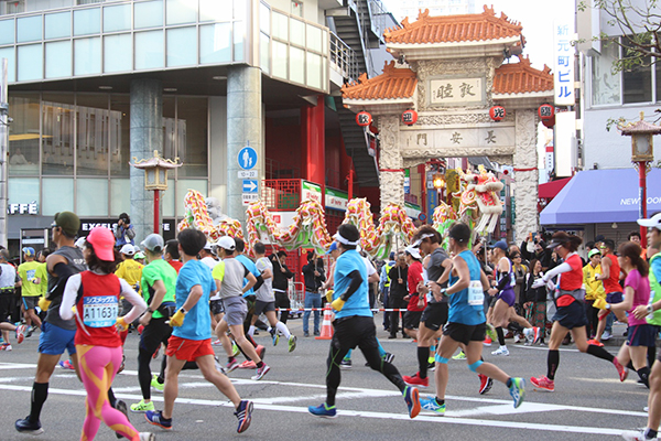 南京町の入り口で竜が舞い、ランナーを応援する