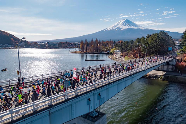 富士山マラソンエントリー受付中　紅葉と冠雪した富士山の絶景コース