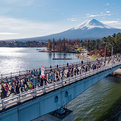 富士山マラソンエントリー受付中　紅葉と冠雪した富士山を見ながら走る