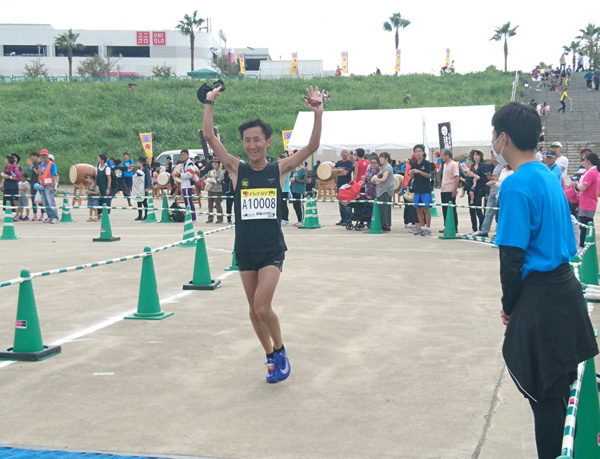 優勝した田中飛鳥選手は2位選手と15分の差をつけてゴールした