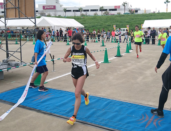女子優勝の小柳由香選手は、筑後川マラソンを女子で初めて3時間きった
