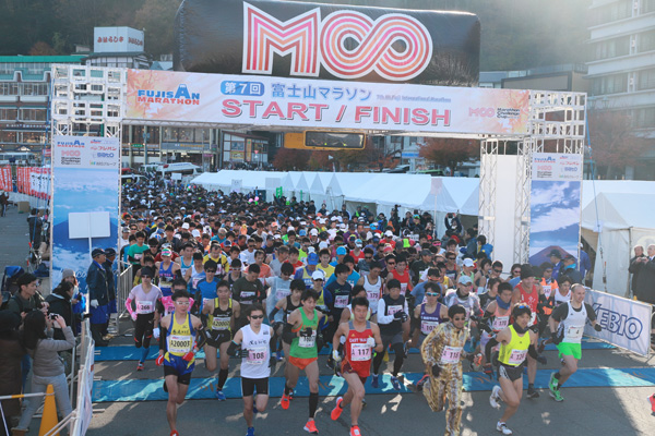 【MCCニュース】晴天の富士山と紅葉の中、男女の大会記録が更新！　富士山マラソン