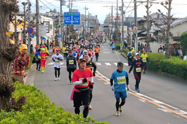 奈良マラソンのコースの特長はいつまでも続くアップダウン。切れ目ない沿道からの声援がランナーを励ます