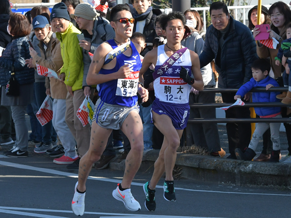 4位でタスキを受け取った東海大・4区の館澤亨次選手（写真左）
