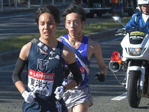 東洋大・鈴木選手の後ろにつく東海大・小松陽平選手