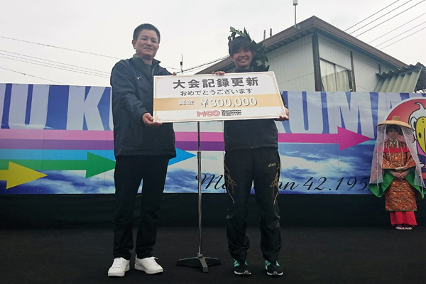 中学、高校を和歌山で過ごした山本選手の優勝に会場は沸き、賞金目録が町長から授与される