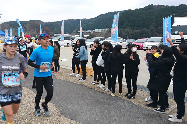富田川沿いのコースを走るランナーに沿道のボランティアや町民が声援を送る